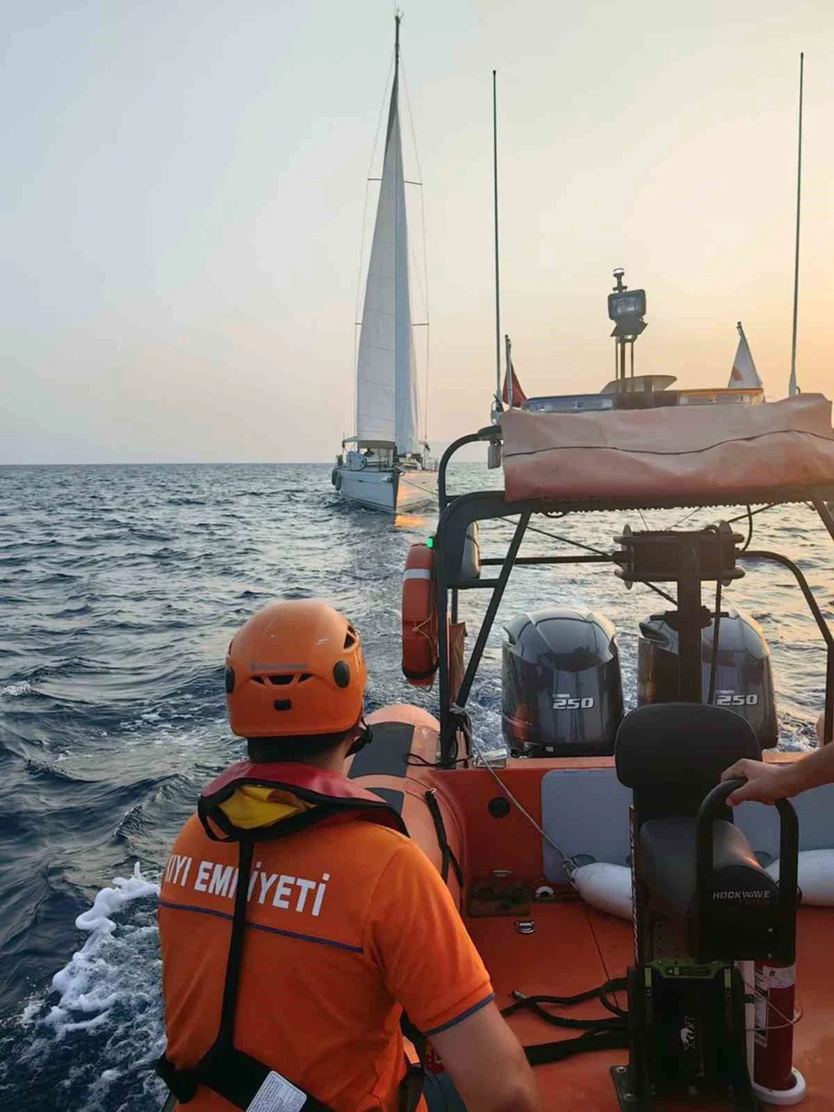 Fethiye Kızılada önlerinde makine arızası yapan yelkenli tekne kurtarıldı
