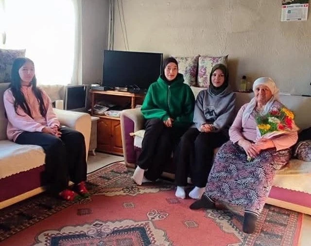 Fidanlar &ccedil;ınarlarla buluşuyor, nesiller arası g&ouml;n&uuml;l k&ouml;pr&uuml;s&uuml; kuruluyor
