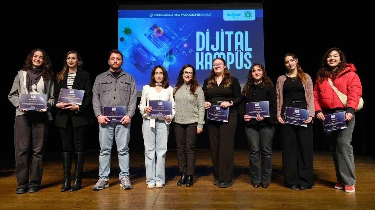 Fikirler &uuml;retime, emekler başarıya d&ouml;n&uuml;şt&uuml;: Dijital Kamp&uuml;s&rsquo;te yetişen 235 gen&ccedil; sertifikalarını aldı
