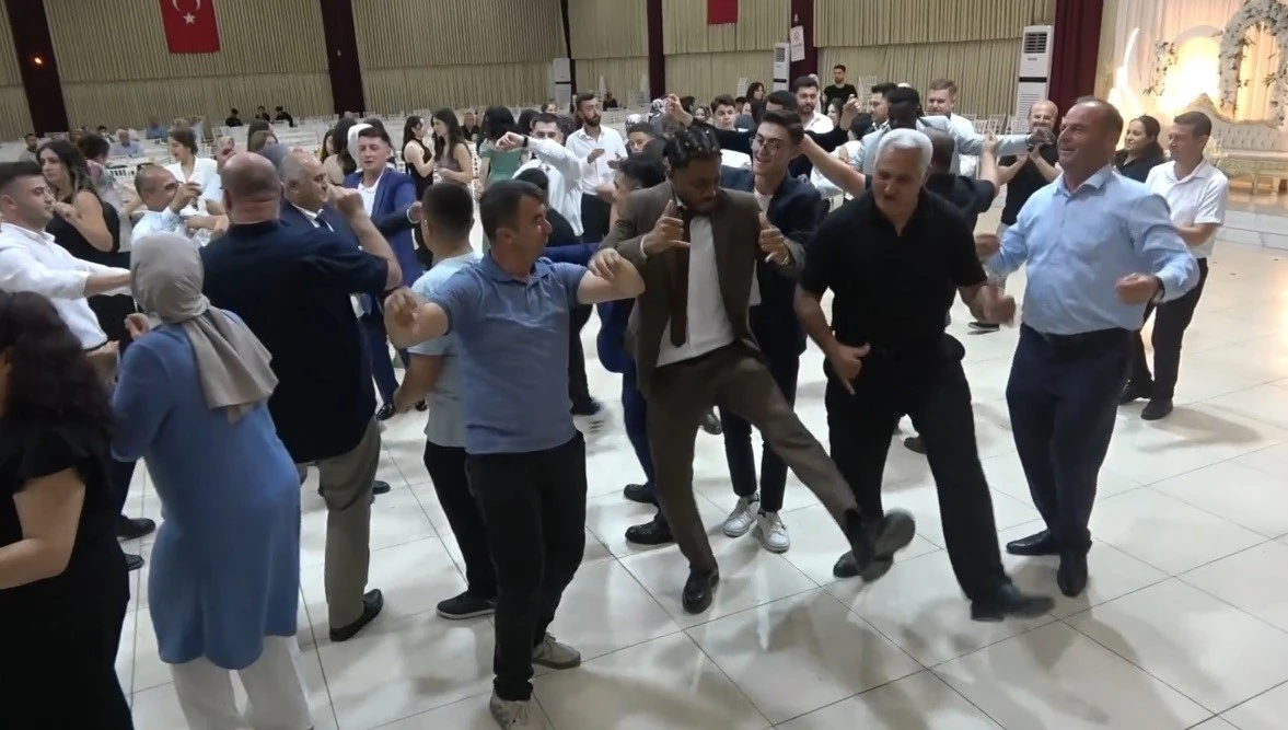 Fildişi Sahilli gen&ccedil;ler d&uuml;ğ&uuml;n&uuml;nde halay ve y&ouml;resel oyunlarla ilgi odağı oldu
