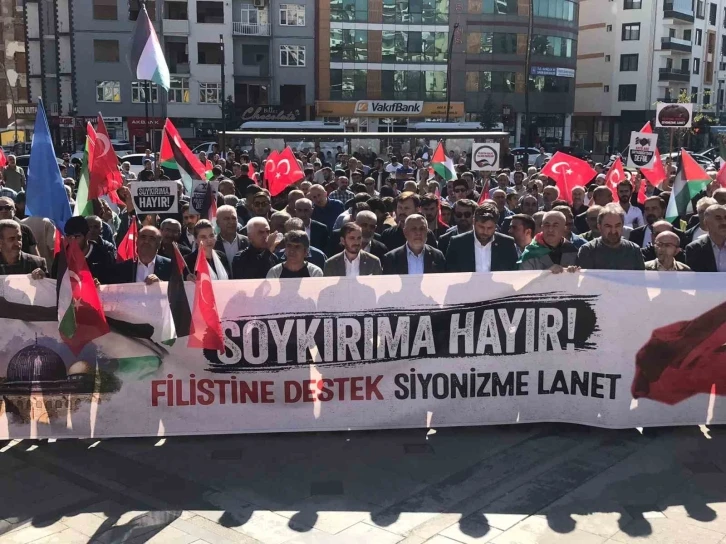 Filistin&rsquo;e destek i&ccedil;in y&uuml;zlerce kişi meydanı doldurdu
