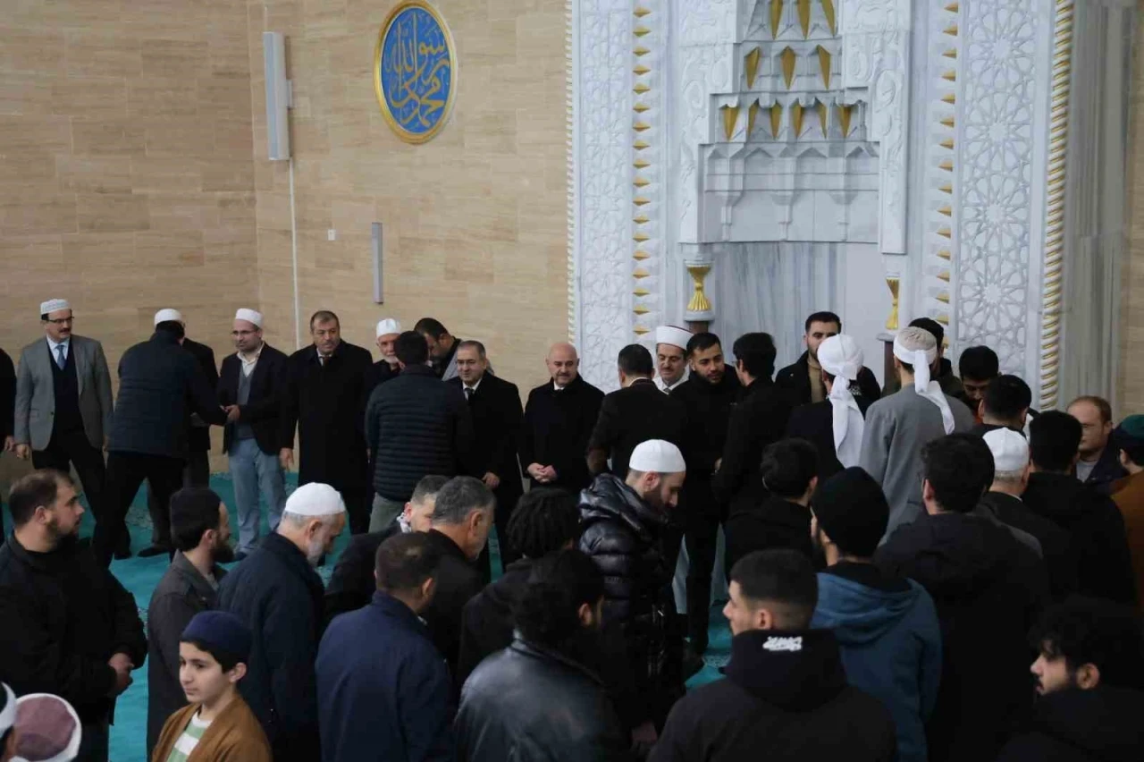 Filistinli &ouml;ğrencinin şehit edilen ailesi i&ccedil;in gıyabi cenaze namazı kılındı
