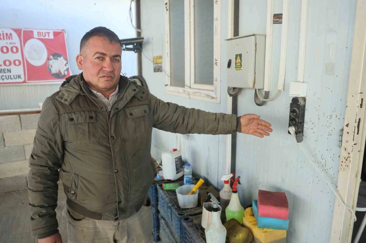 Film sahnelerini aratmayan g&ouml;r&uuml;nt&uuml;: Motosikletle gelen maskeli 2 şahıs pompalı t&uuml;feklerle iş yerini kurşunladı
