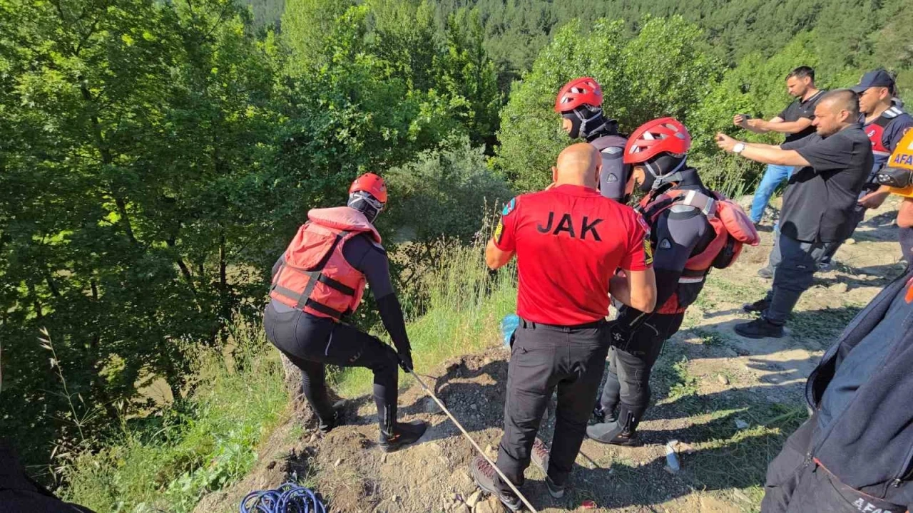 Filyos &Ccedil;ayı&rsquo;nda akıntıya kapılan Erten&rsquo;in cansız bedenine ulaşıldı
