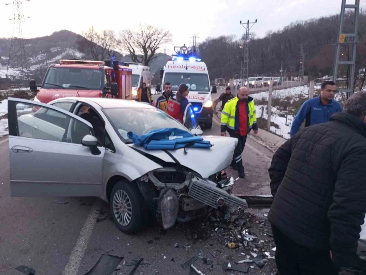 Filyos liman yolunda iki otomobil kafa kafaya çarpıştı: 2 yaralı
