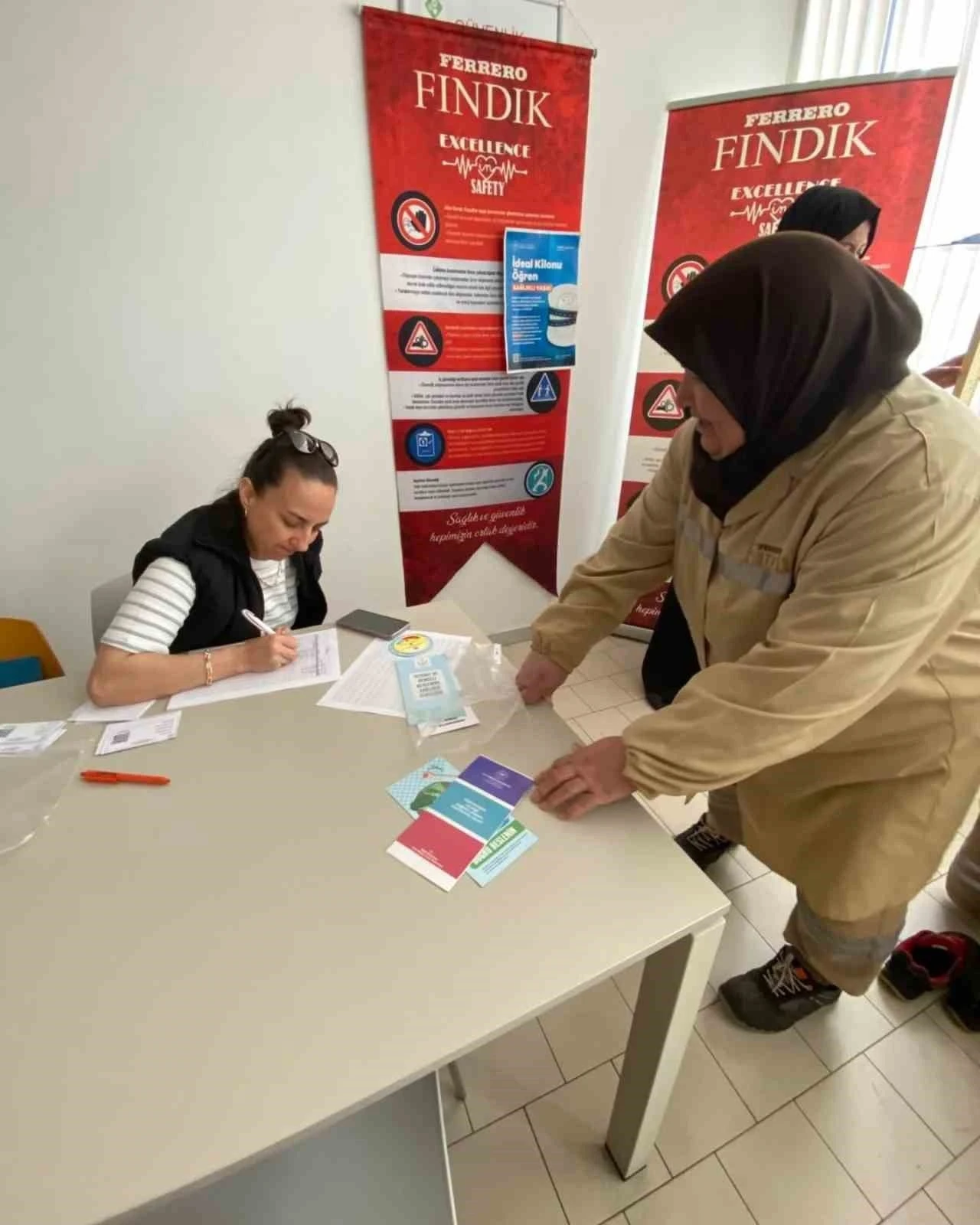 Fındık fabrikası çalışanların kilolarını ölçtüler
