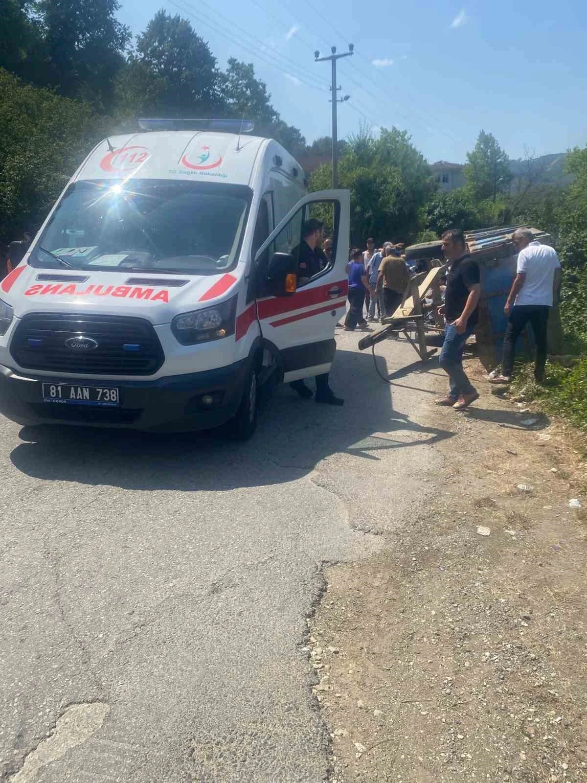 Fındık işçilerini taşıyan traktör devrildi: 8 yaralı
