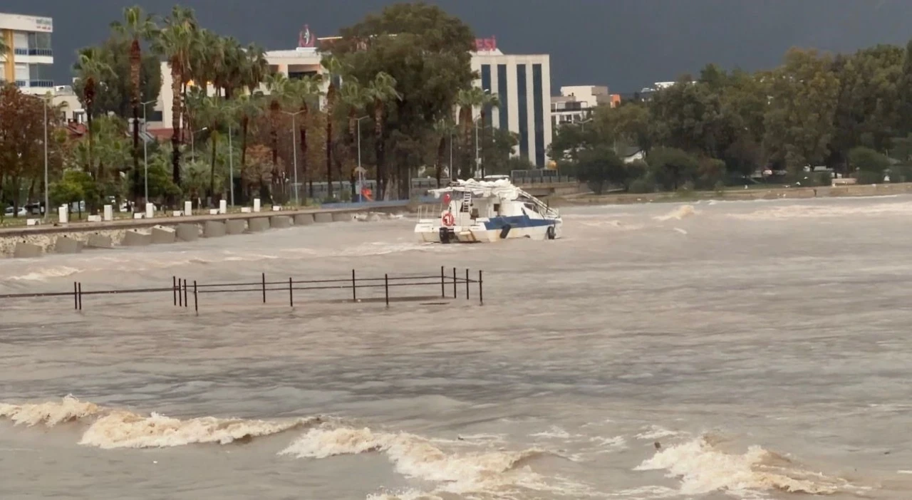 Finike’de fırtına sebebiyle tekne kıyıya sürüklendi, denizin rengi çamura döndü
