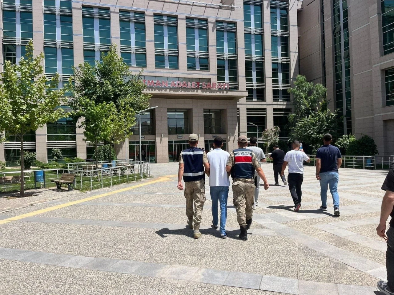 Firari şahıs jandarma ekiplerince yakalandı
