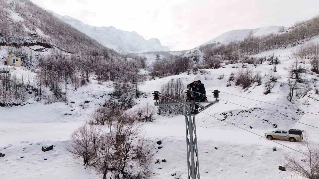 Fırat EDAŞ son yılların en sert kışında Tunceli&rsquo;de sahada
