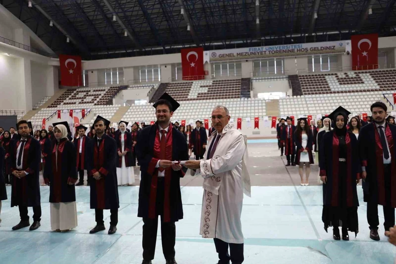 Fırat &Uuml;niversitesi Tıp Fak&uuml;ltesi 38. d&ouml;nem mezunlarını uğurladı
