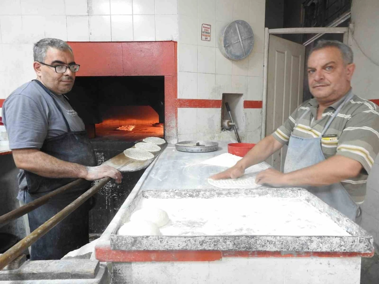 Fırın çalışanlarının sıcak havadaki zorlu mesaisi
