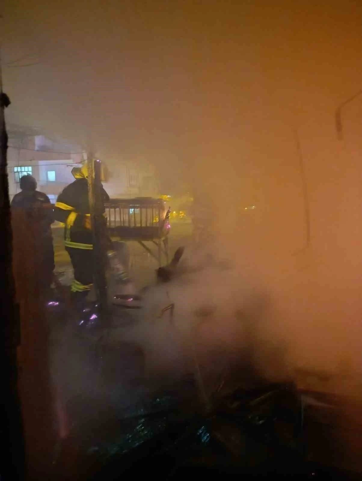 Fırına ait odunlar yanarak küle döndü
