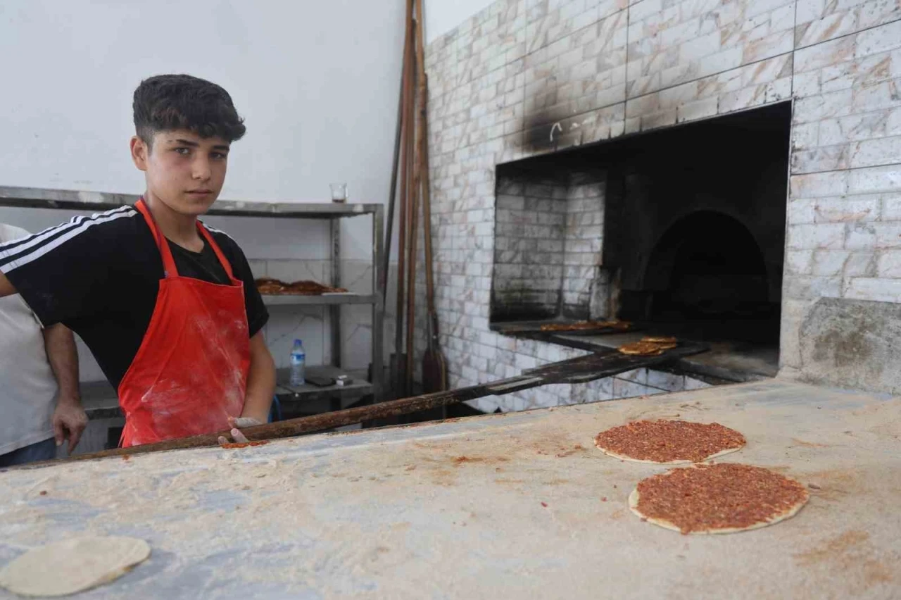 Fırında yerleri süpürerek çıraklığa başlayan 16 yaşındaki çocuk, 6 yıldır meslek öğrenmek için emek veriyor
