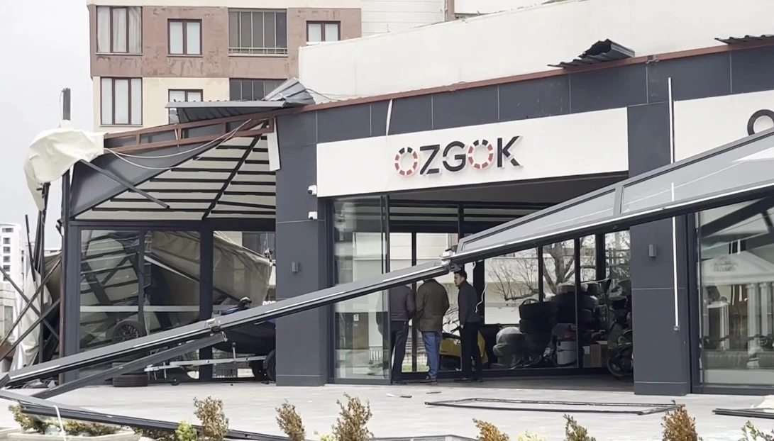 Fırtına &ccedil;atıları u&ccedil;urdu, karavanları devirdi
