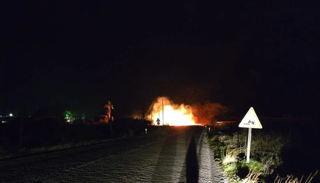 Fırtına elektrik tellerini kopardı, &ccedil;ıkan yangın b&uuml;y&uuml;meden s&ouml;nd&uuml;r&uuml;ld&uuml;
