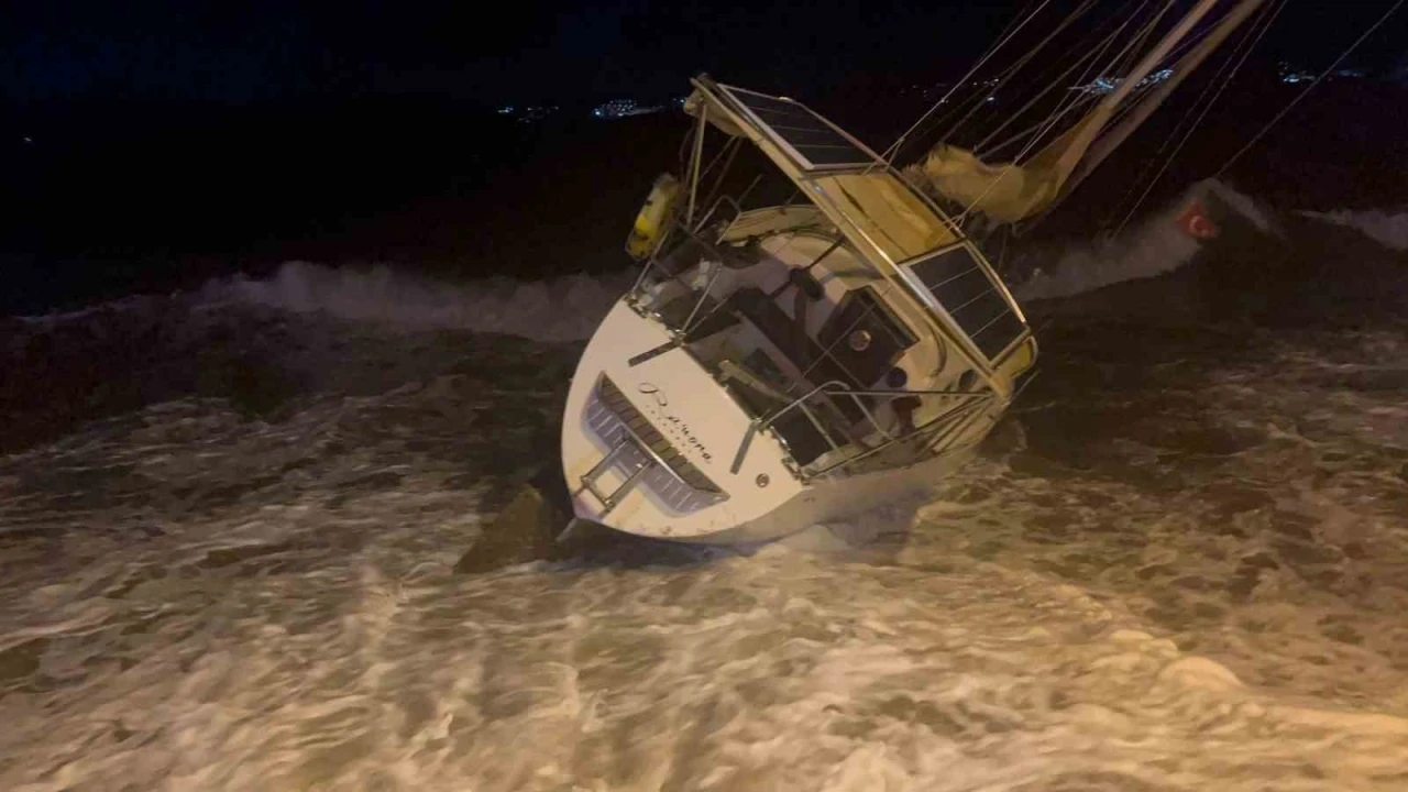 Fırtına milyonluk tekneyi karaya s&uuml;r&uuml;kledi
