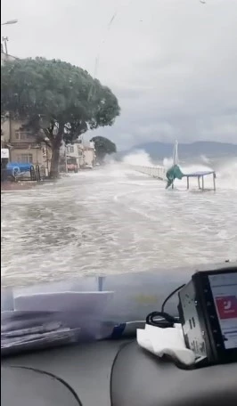 Fırtına sebebiyle kara ile deniz birleşti, tekneler battı
