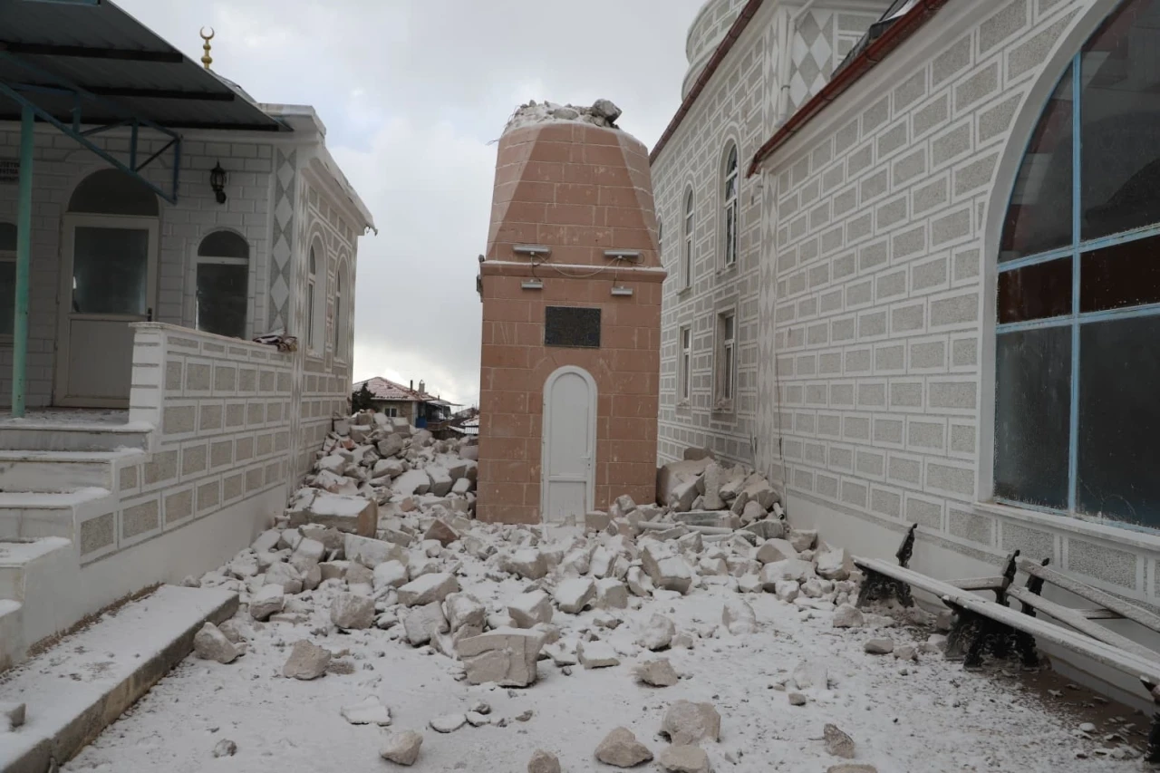 Fırtına Selendi&rsquo;de yıkıma neden oldu
