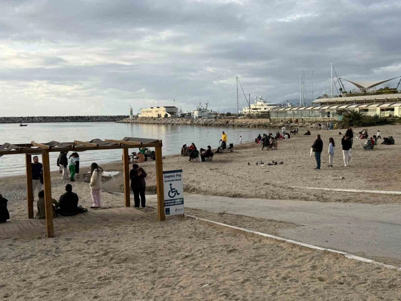 Fırtına sonrası Kuşadası&rsquo;nda g&uuml;neş y&uuml;z&uuml;n&uuml; g&ouml;sterdi, sahiller şenlendi
