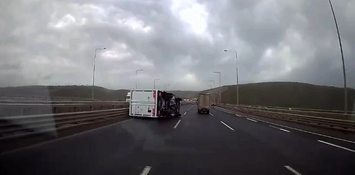 Fırtınada seyir halindeki kamyonet devrildi
