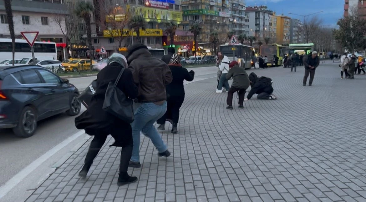 Fırtınada u&ccedil;mamak i&ccedil;in yerlere b&ouml;yle yattılar
