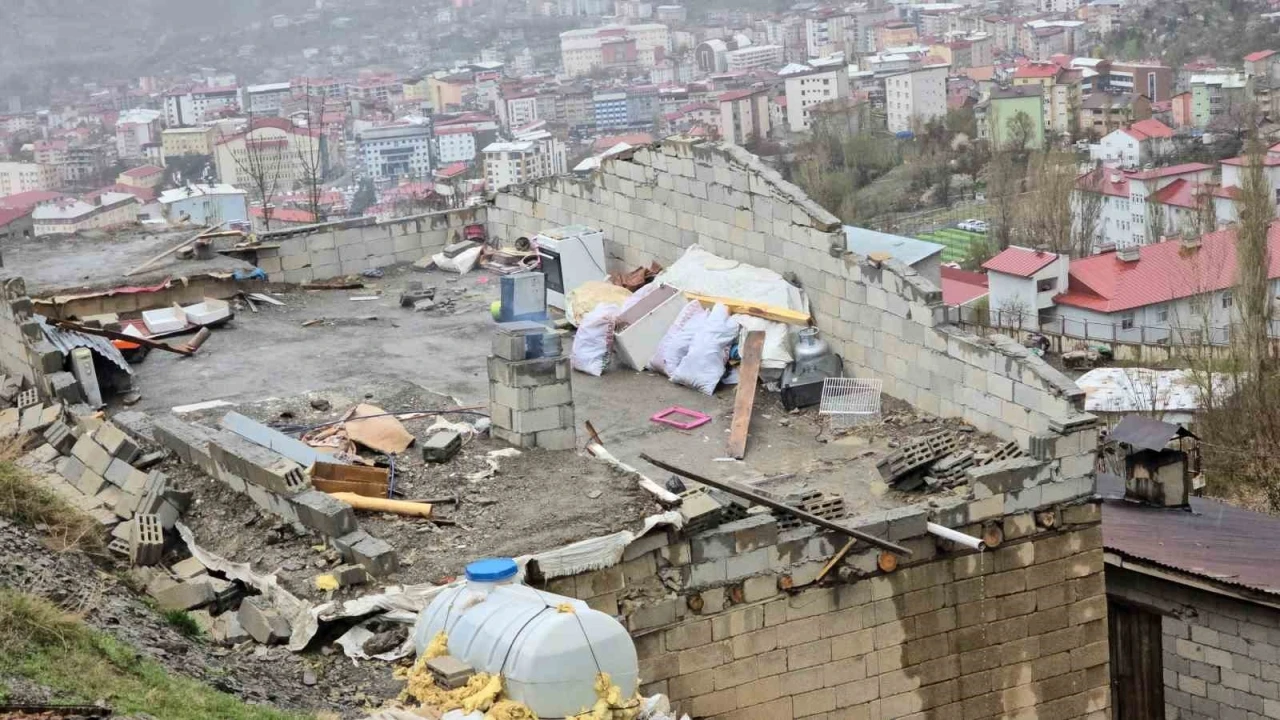 Fırtınanın bilançosu ağır oldu: 93 çatı uçtu, 3 sel baskını yaşandı
