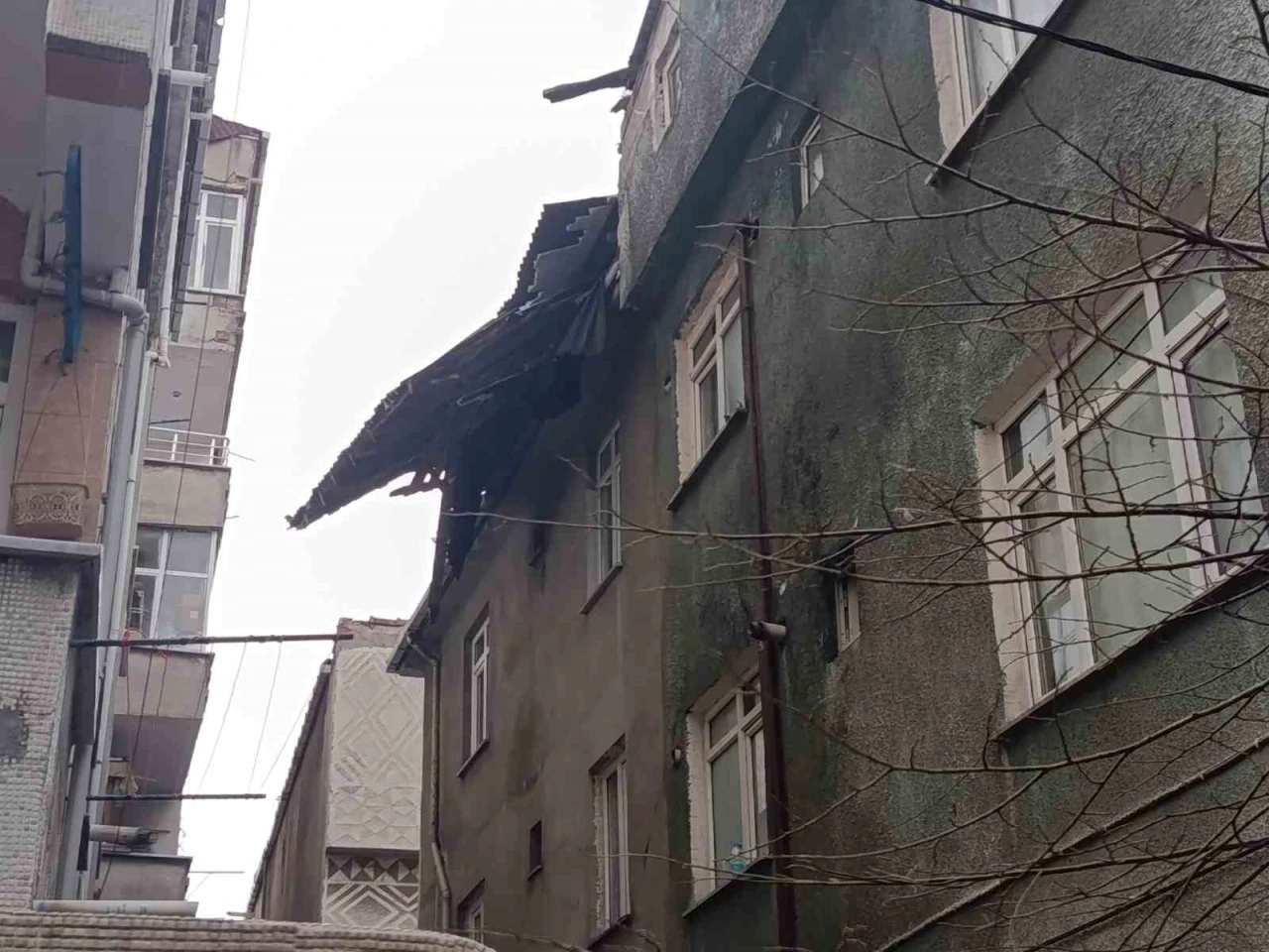 Fırtınanın etkisiyle u&ccedil;an &ccedil;atı paniğe yol a&ccedil;tı
