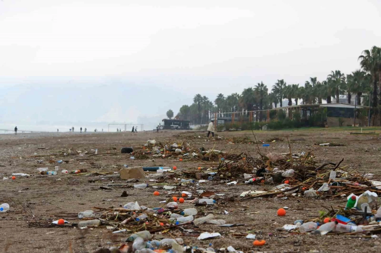 Fırtınayla birlikte dalgaların getirdiği &ccedil;&ouml;pler sahilde toplandı

