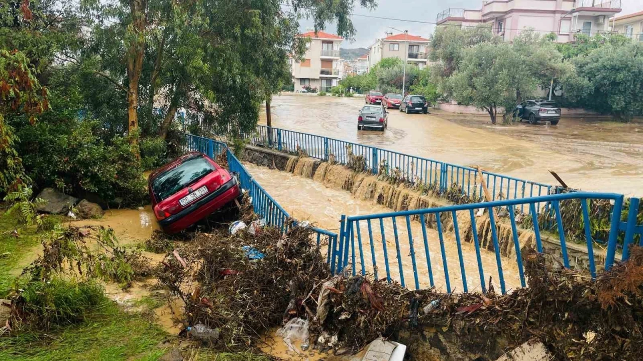 Foça 1 saat süren yağmurun ardından sular altında kaldı
