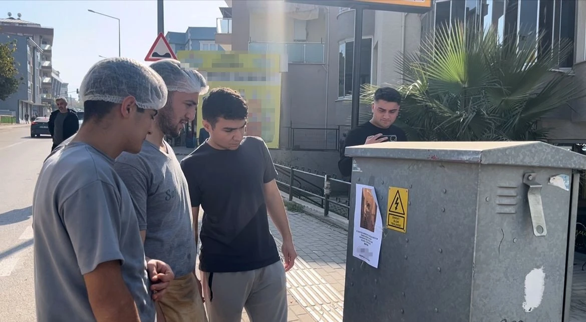 Fotoğrafı gören uzun uzun baktı: &quot;Kızlarınızı bu adamdan uzak tutun&quot; yazılı afişler ortalığı karıştırdı
