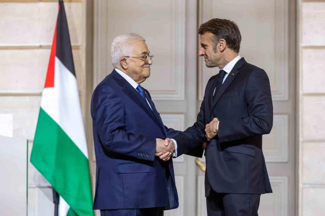 Franca Cumhurbaşkanı Macron ile Filistin Devlet Başkanı Abbas bir araya geldi
