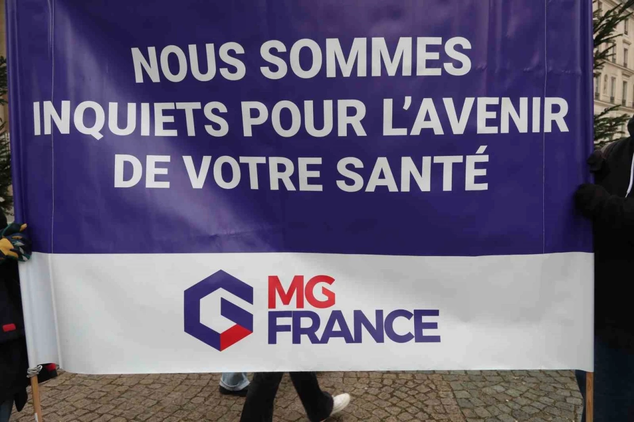 Fransa&rsquo;da doktorlar 10 g&uuml;nl&uuml;k grev kapsamında Paris&rsquo;in sokaklarını doldurdu
