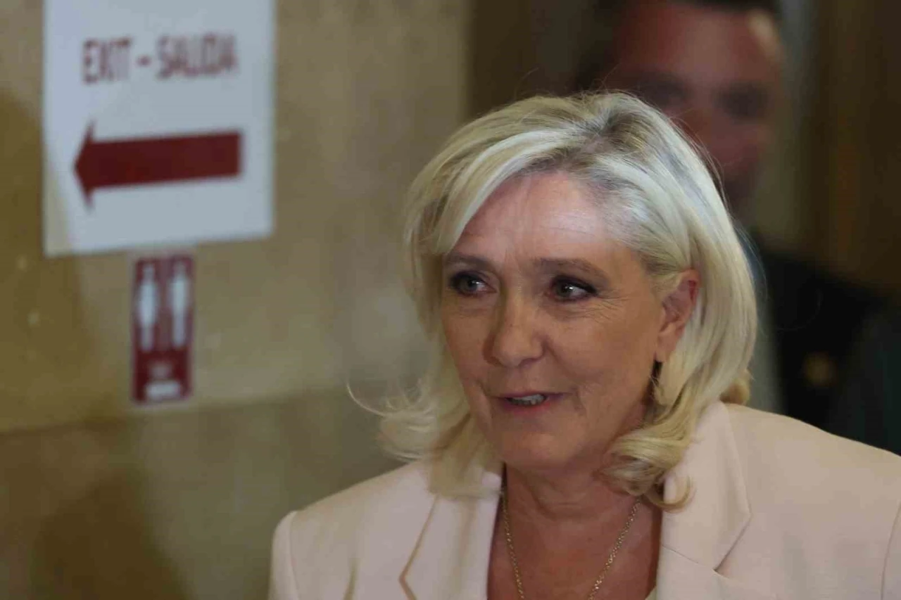 Fransa&rsquo;da Marine Le Pen&rsquo;e 3 yıl hapis ve 45 ay siyasi yasak
