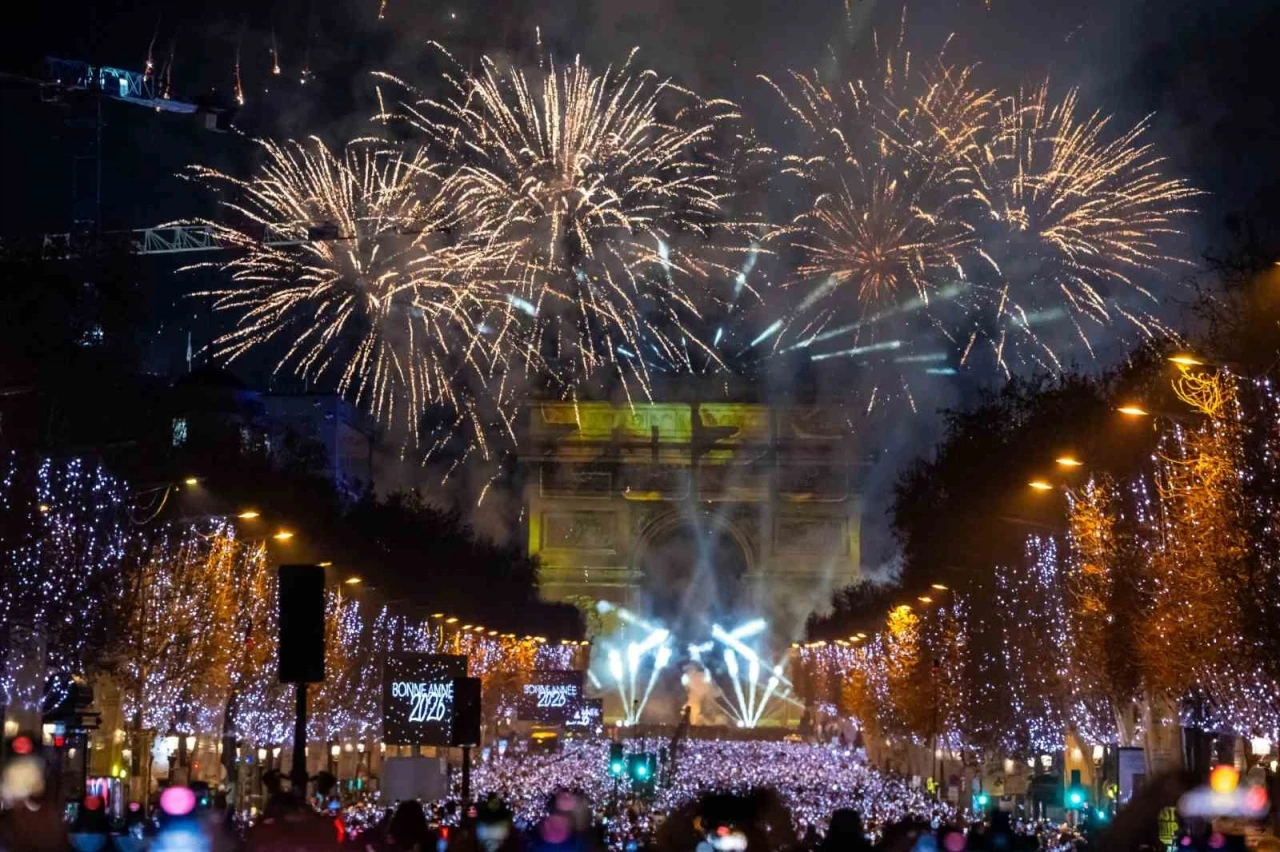Fransa&rsquo;da yeni yıl &uuml;st d&uuml;zey g&uuml;venlik &ouml;nlemleri altında kutlandı
