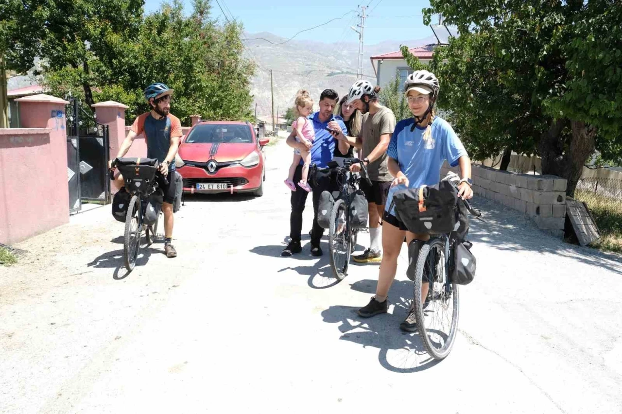 Fransa’dan bisikletle yola çıkan 3 Fransız, 70 günlük bir yolculukla Erzincan’a ulaştı
