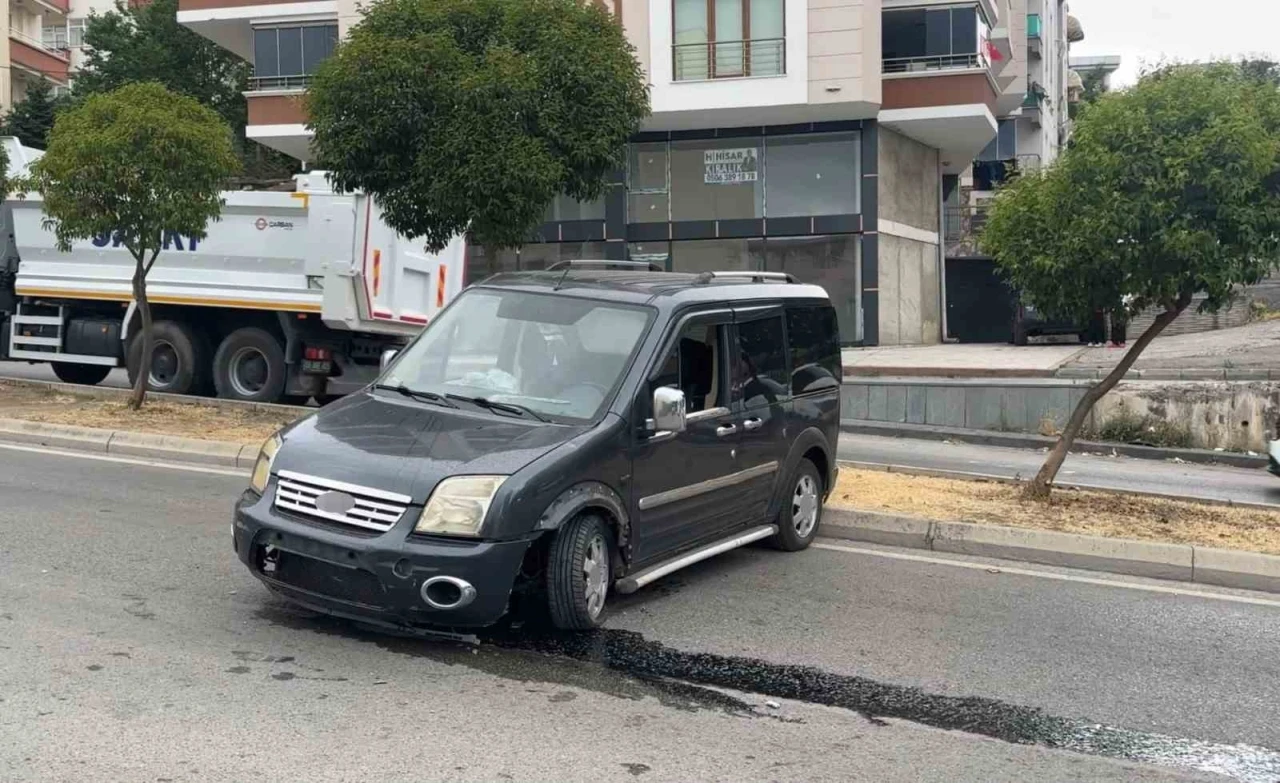Freni boşalan hafif ticari ara&ccedil; 2 metreden yola d&uuml;şt&uuml;
