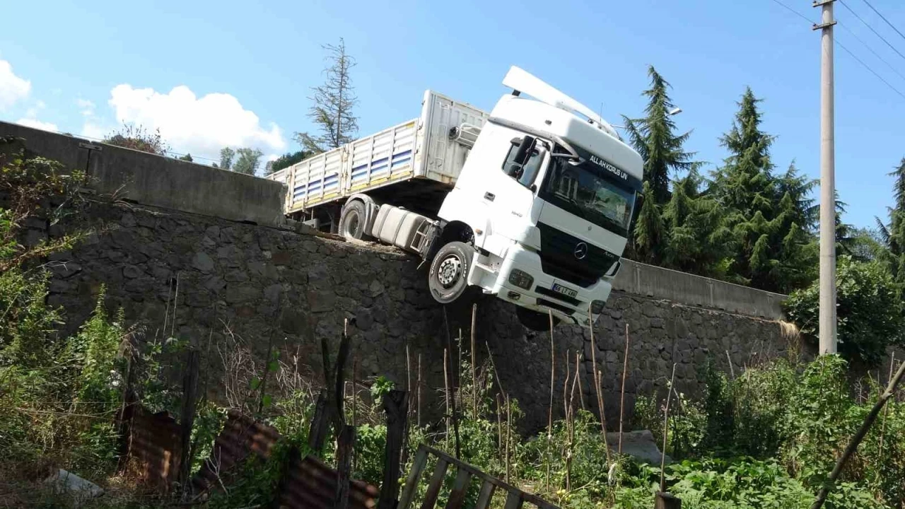 Freni boşalan tır yola sürüklendi, istinat duvarında asılı kaldı
