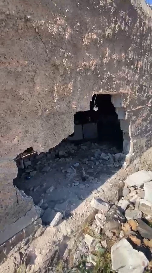 Freni boşalan trakt&ouml;r eve daldı
