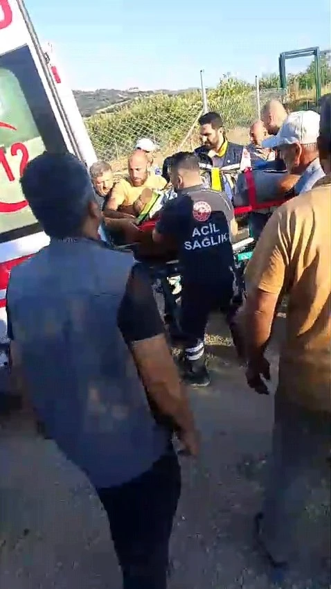 Freni boşalınca hareket eden trakt&ouml;r&uuml;n&uuml;n altında kalan s&uuml;r&uuml;c&uuml; ağır yaralandı
