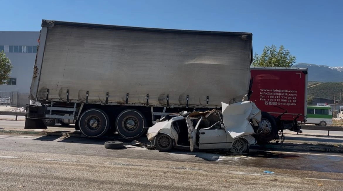 Freni patlayan kamyon 2 araca &ccedil;arptı; 3 kişi yaralandı
