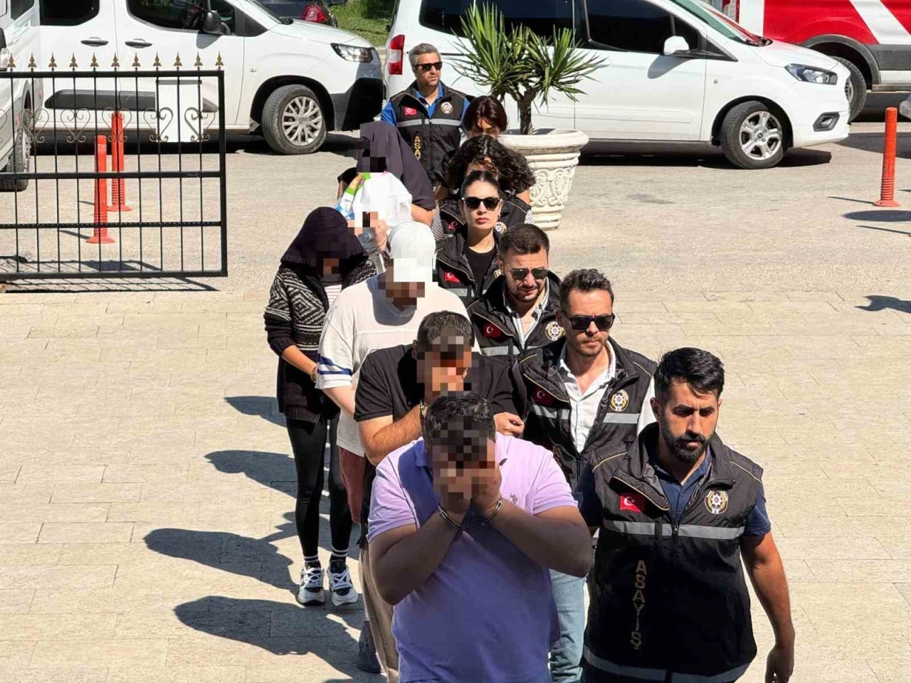 Fuhuş operasyonunda "meyveli" şifreleme oyununu polis bozdu
