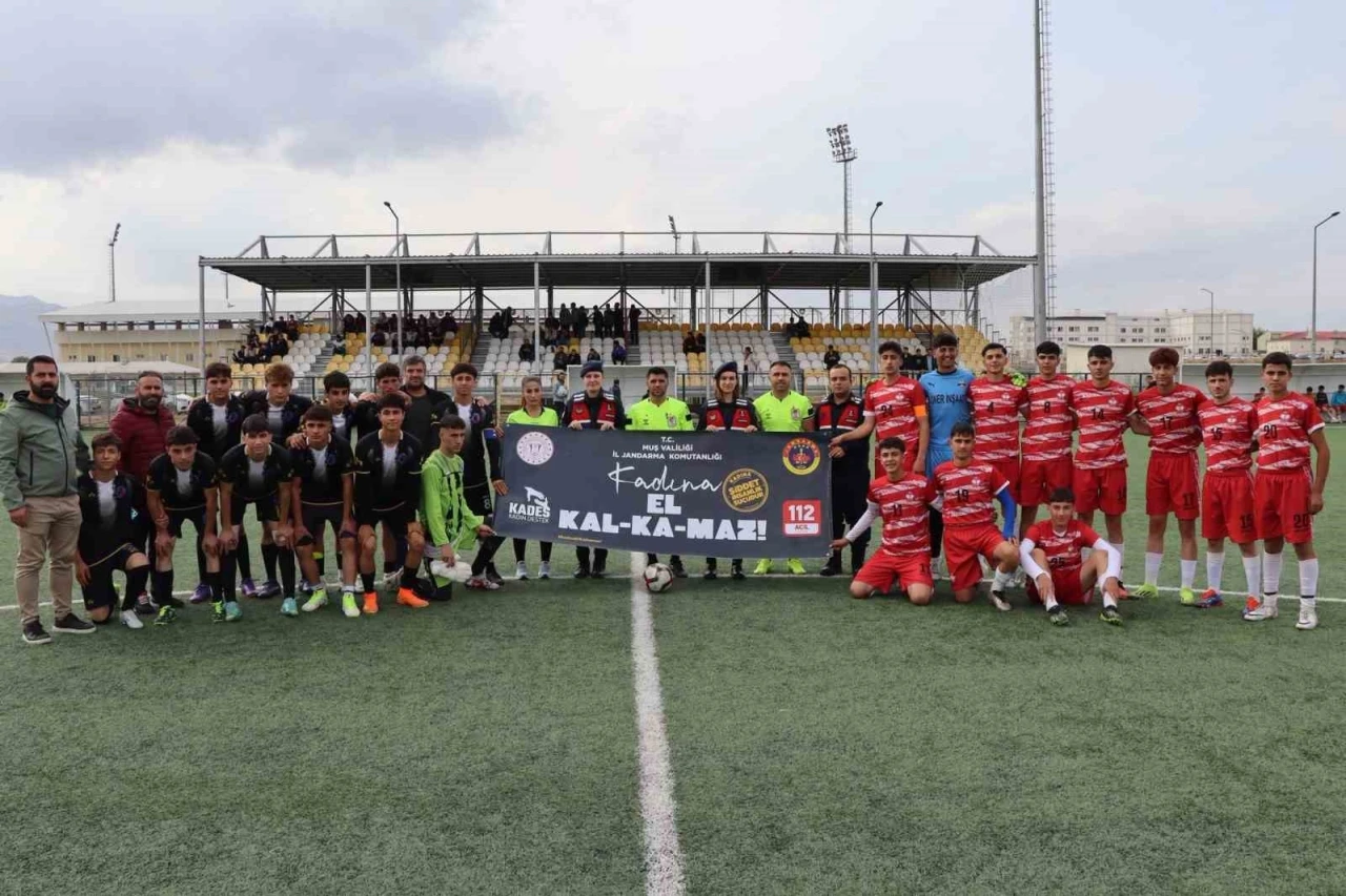 Futbol maçında "Kadına El Kalkamaz" farkındalığı