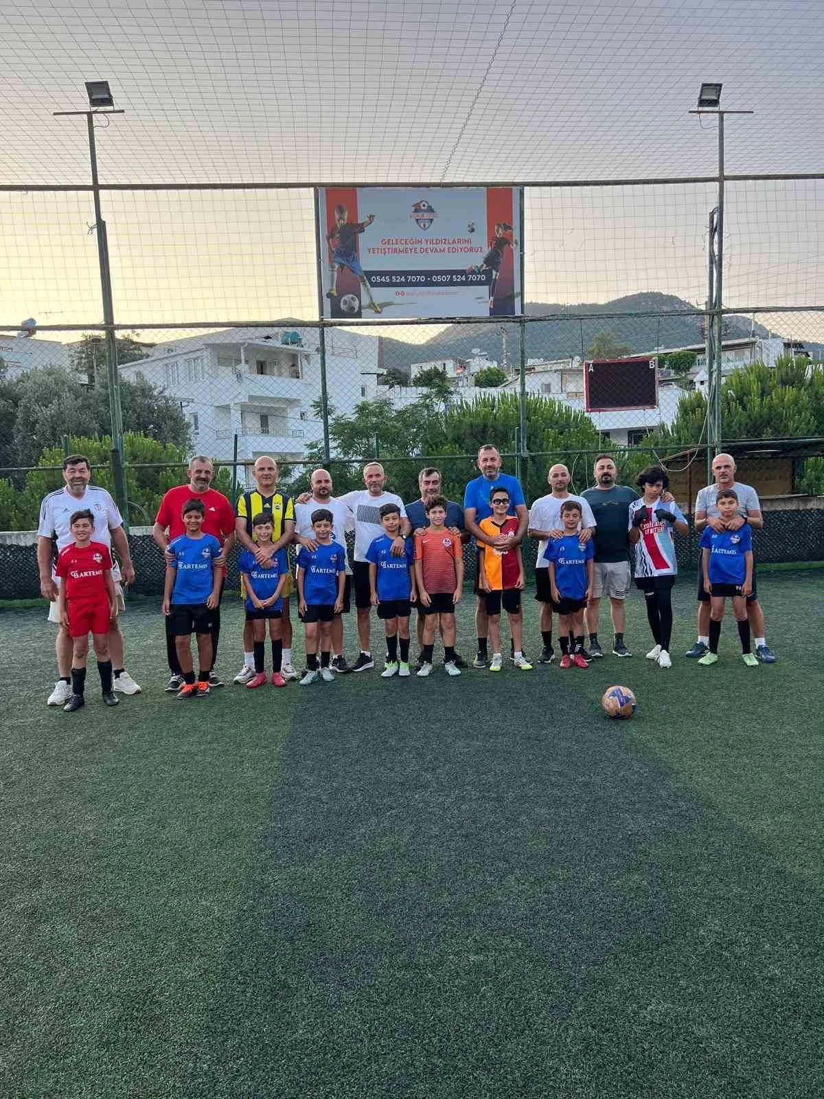Futbol sahasında Babalar Günü coşkusu
