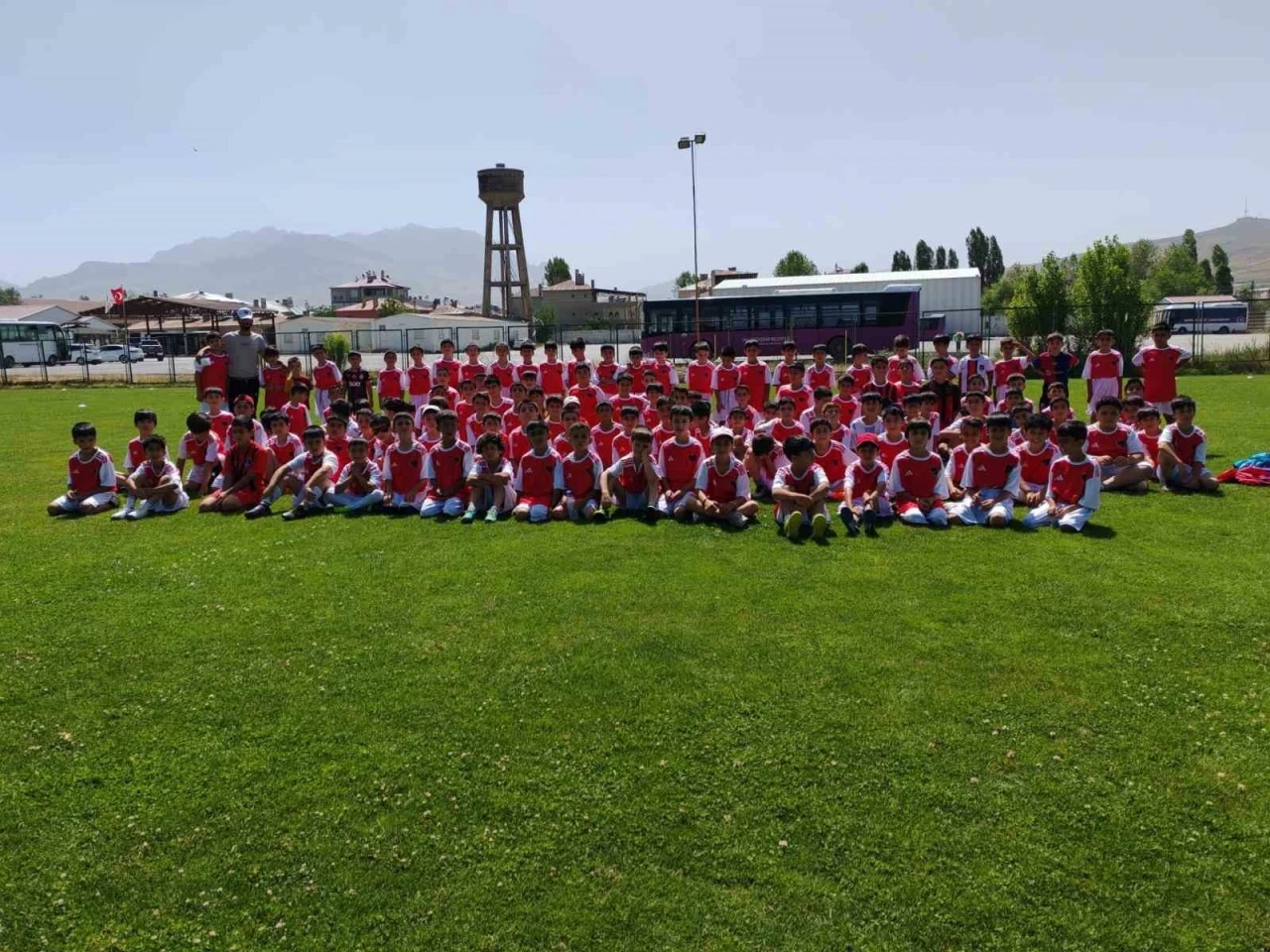Futbol yaz spor okulu 400’ü aşkın öğrenciyle devam ediyor
