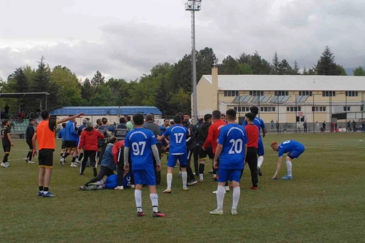 Futbolcular sahada tekme tokat birbirine girdi
