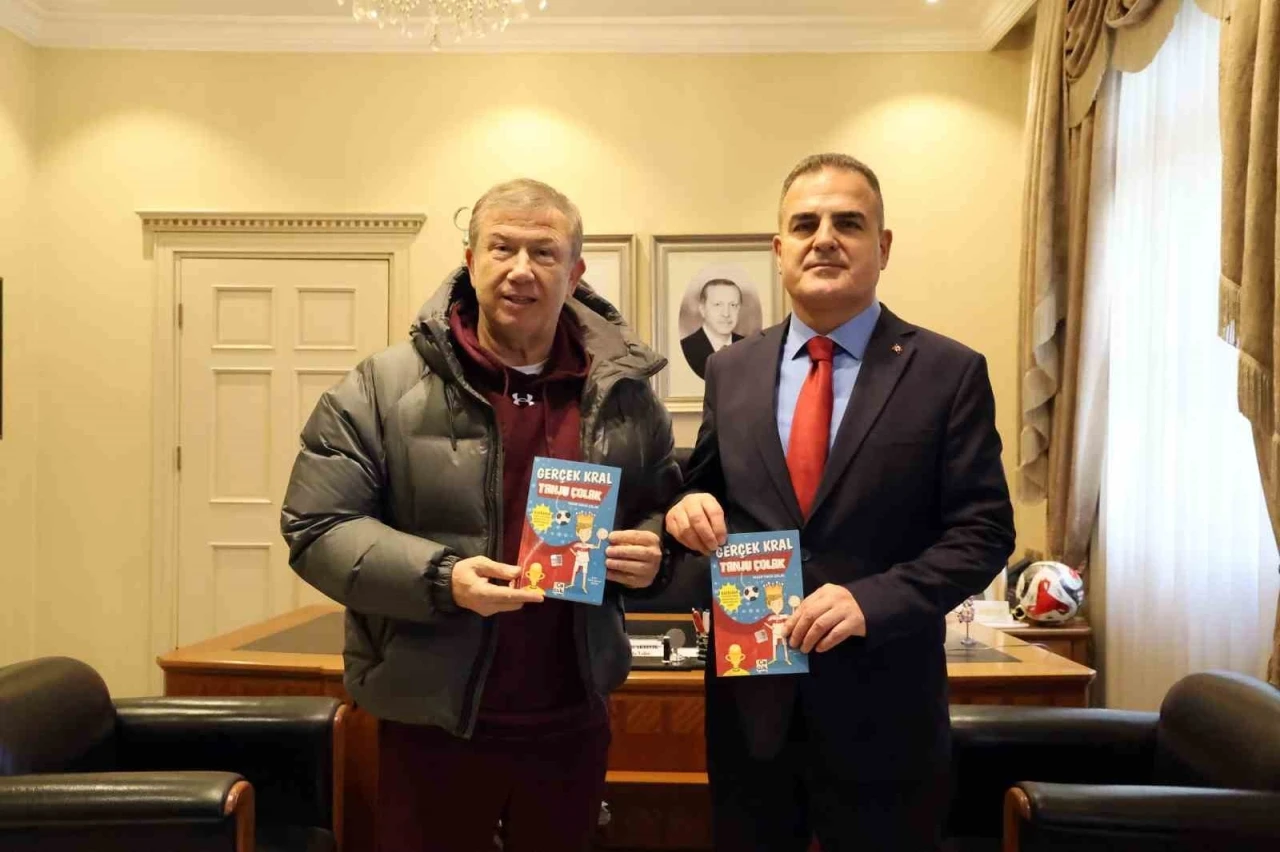 Futbolun efsane ismi Vali Akbıyık&rsquo;a &lsquo;Ger&ccedil;ek Kral Tanju &Ccedil;olak&rsquo; kitabını hediye etti
