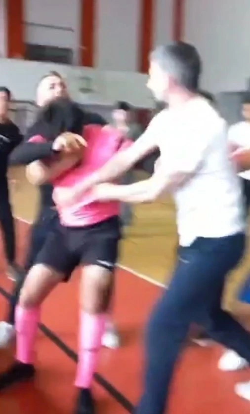 Futsal turnuvası boks ringine döndü: Hakem ve öğretmen arasında kavga anı kamerada
