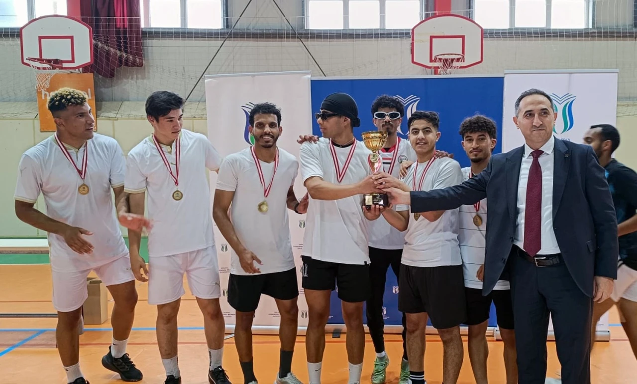 Futsal turnuvasında şampiyonlar ödüllerini aldı
