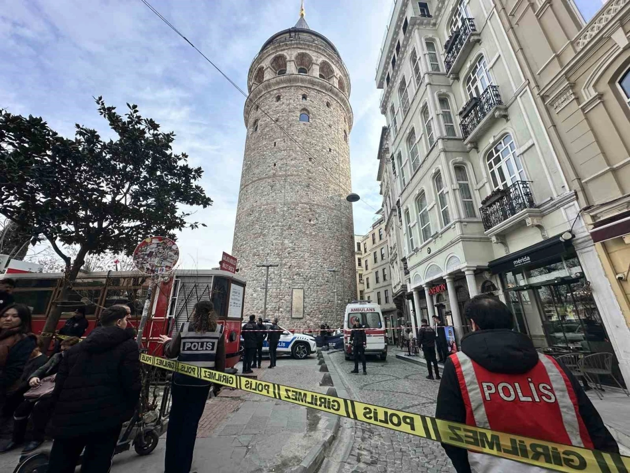 Galata Kulesi&rsquo;nden atlayan kadın hayatını kaybetti
